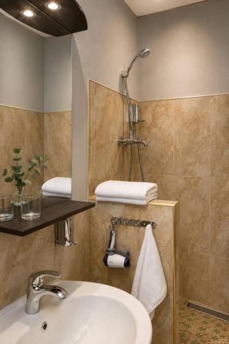 a bathroom with a sink and a shower at Апартаменти Мост Сіті in Dnipro