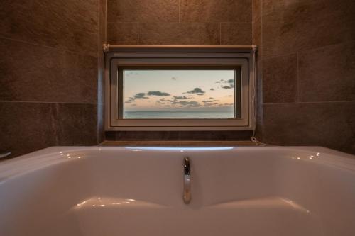 a bath tub in a bathroom with a window at DESLIE - Vacation STAY 74346v in Sarahama