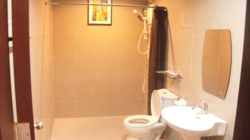A bathroom at Grande Vista Hotel
