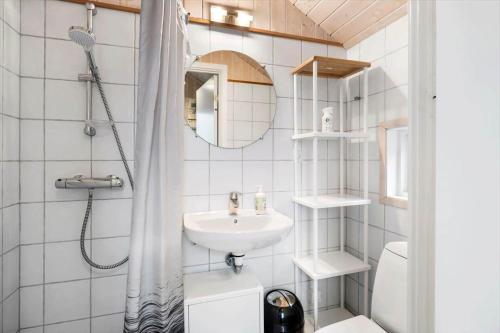 a bathroom with a sink and a shower at FJ1600-Jaegerspris-Strandleddet-32 in Jægerspris