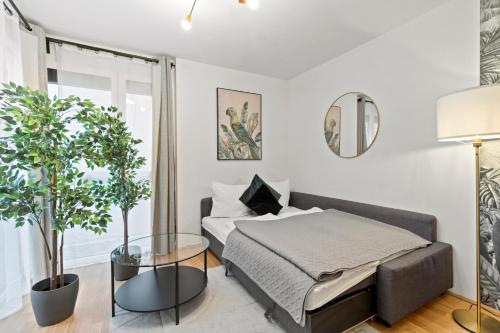 1BR I Balcony I Direct Train to Airport