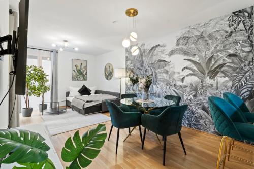 1BR I Balcony I Direct Train to Airport