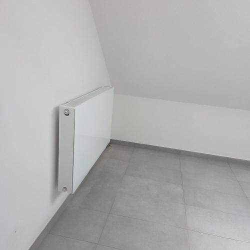a white room with a white wall and a floor at schöne Neubau Ferienwohnung "Wiesent" mit Küche und Balkon in Forchheim