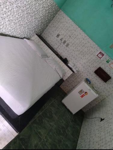 an overhead view of a bed in a room at Vamos lá in Caxias das Aldeias Altas