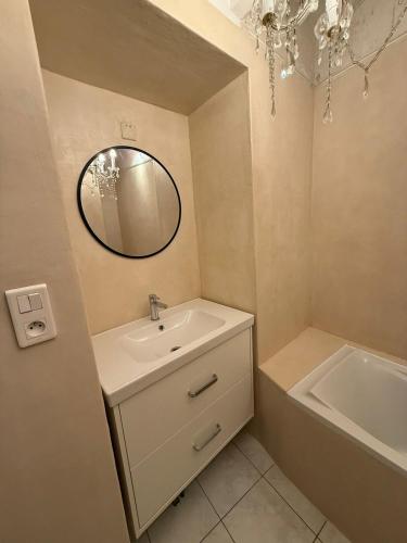Omnia Charming 2 bed and AirCon in historic Frejus