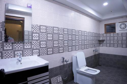a bathroom with a sink and a toilet at Casa de Victoria in Alleppey