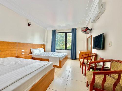a hotel room with two beds and a window at Khách sạn Thanh Sơn Nội Bài in Thach Loi
