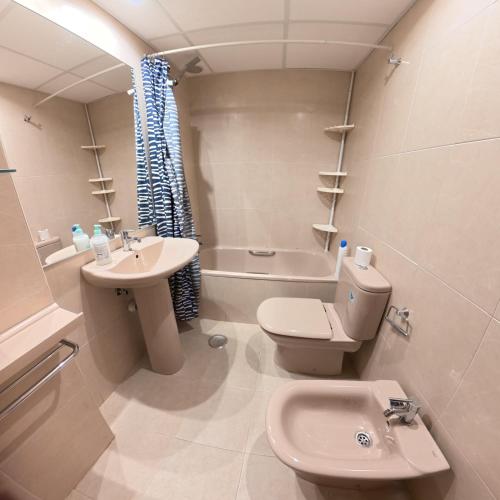 Apartamentos CON PISCINA CERCA F1, ESTADIO METROPOLITANO, IFEMA, CLINICA DE NAVARRA Y AEROPUERTO-parking