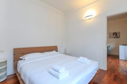 Xenia Milano - 2 room apt in Via Perugino 16