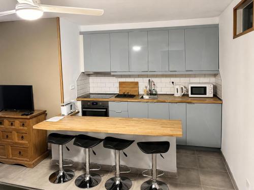 Arona 2-Bed Apt Sleeps 5 with Pool & Parking