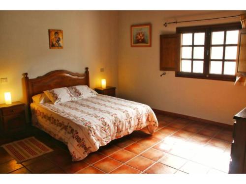 a bedroom with a bed and a window at Casa Rural los Ajaches in Yaiza