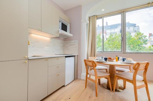 Stylish 1-Bedroom Apartment with Air Conditioning in Paris 17th
