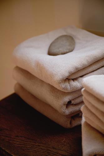 a stack of towels sitting on a table at De Volle Maan - Lentehuis in Sint-Lievens-Houtem