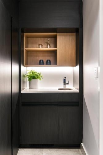 Una cocina o cocineta en Tradewinds Hotel and Suites Fremantle