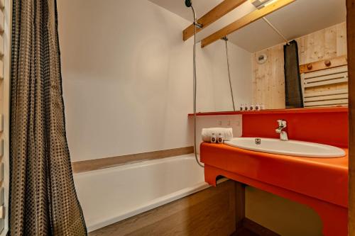 Direct Access Ski w Living Space