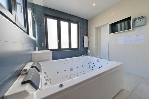 Reims City SPA - Jacuzzi - Sauna - Air conditioning