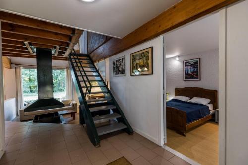 a room with a staircase leading to a bedroom at Gîte le tuc d'esparre in Orist