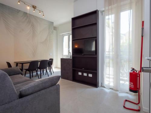 New Design Apartment with Balcony, Bocconi 10 min Walk, 4 Guests