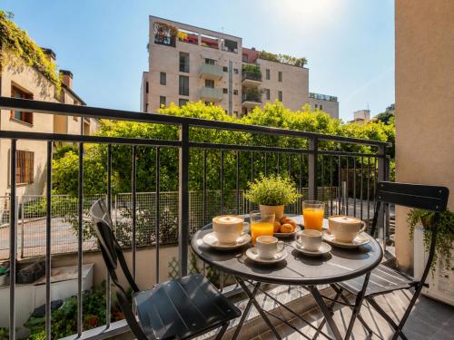 New Design Apartment with Balcony, Bocconi 10 min Walk, 4 Guests