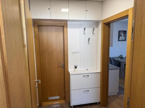 a room with a closet with a cabinet and a door at KONAK ViLA MIRKOVIĆ in Soko Banja