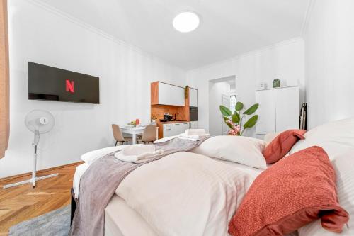 Modern studio, 14 minutes to the center, 2 people