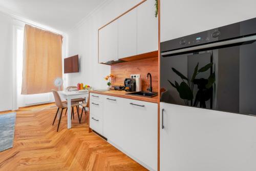 Modern studio, 14 minutes to the center, 2 people