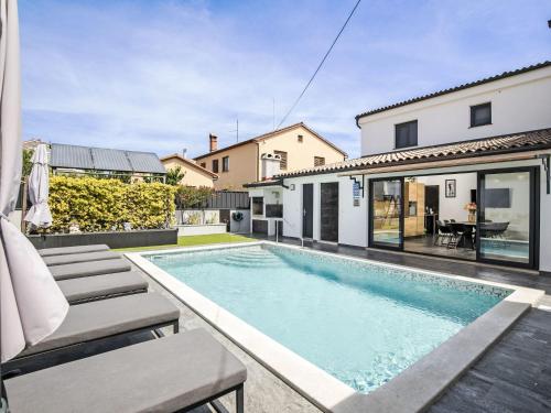 Holiday Home 4 SZ mit Bad en suite Pool und Sommerküche by Interhome