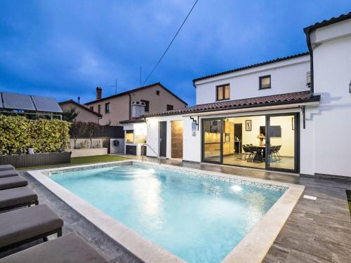 Holiday Home 4 SZ mit Bad en suite Pool und Sommerküche by Interhome