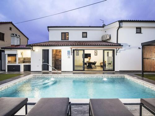 Holiday Home 4 SZ mit Bad en suite Pool und Sommerküche by Interhome