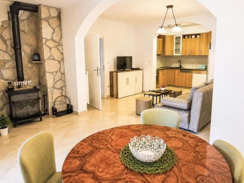 Apartment Ein Apartment im Ferienhaus Zweirosen by Interhome