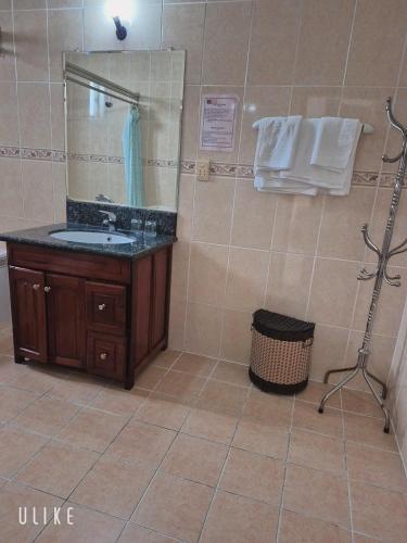 a bathroom with a sink and a mirror at Khách sạn Nam Sơn in Ấp Lợi Ðủ