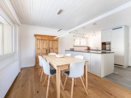 Apartment Majo 5-5 by Interhome