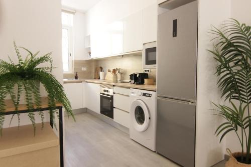 2-BDR Apartment w/ Private Patio, Central Faro