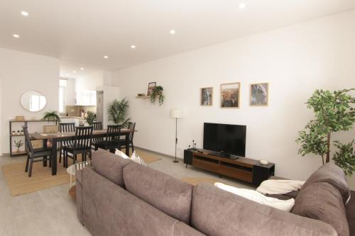2-BDR Apartment w/ Private Patio, Central Faro