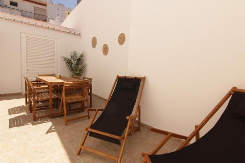 2-BDR Apartment w/ Private Patio, Central Faro