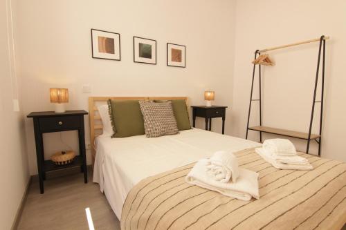 2-BDR Apartment w/ Private Patio, Central Faro