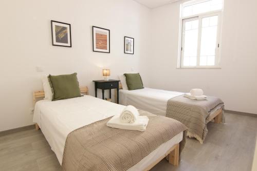 2-BDR Apartment w/ Private Patio, Central Faro