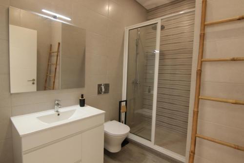 2-BDR Apartment w/ Private Patio, Central Faro