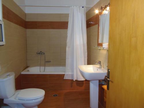 Ett badrum på Hera Hotel