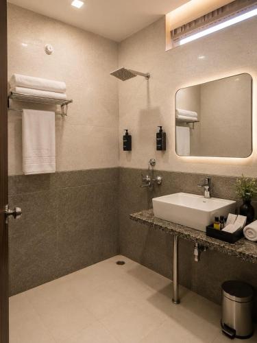 a bathroom with a sink and a mirror at Oran Desert camp & Resort in Sām