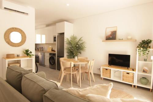 2-BDR Apartment & Terrace, Central Faro
