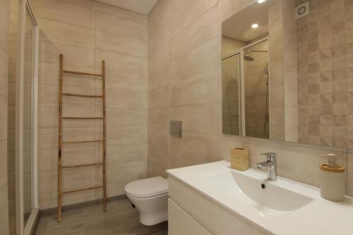 2-BDR Apartment & Terrace, Central Faro