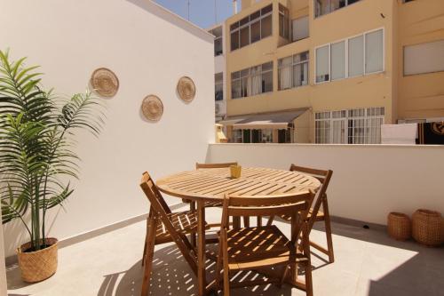 2-BDR Apartment & Terrace, Central Faro