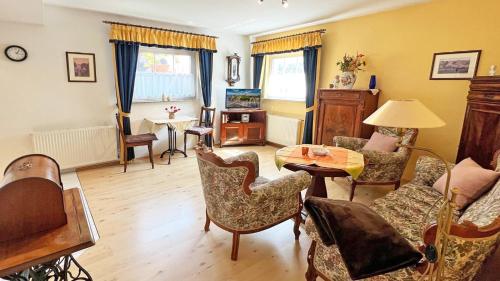 a living room filled with furniture and a table at Villa Vivien, Ostsee Findling App 4 - Bade- & Saunawelt täglich inklusive in Göhren