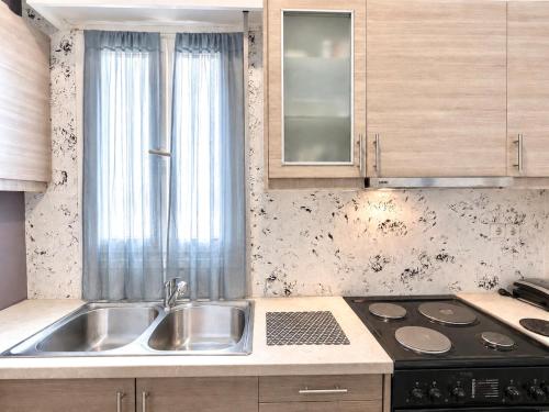 Transit Hub Pad - Steps to Metro -Sleeps 3 by ΜΡS