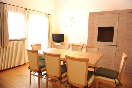 TV a/nebo společenská místnost v ubytování Chalet C'Est La Vie