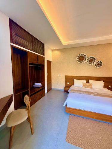 a bedroom with a bed and a desk and a chair at Villa Leyan 1 Semer - Between Seminyak & Canggu in Seminyak