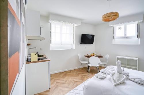 Quiet air-conditioned studio - close to Batignolles