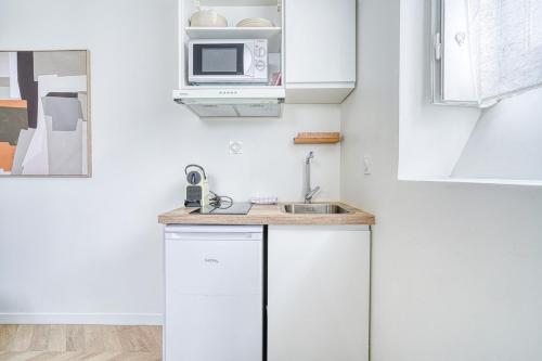 Quiet air-conditioned studio - close to Batignolles