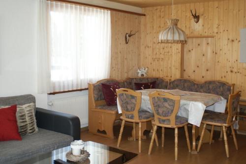 4 Zi Familienwohnung Haus Ravaisch 24 im 2ten OG Davos Dorf